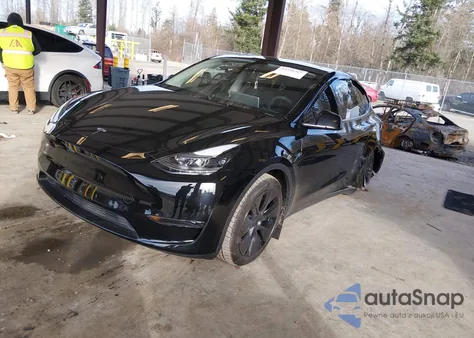 2025 Tesla Model Y Long Range Single Motor Rear-Wheel Drive z USA, uszkodzony, nr VIN 7SAYGDED5SF317278